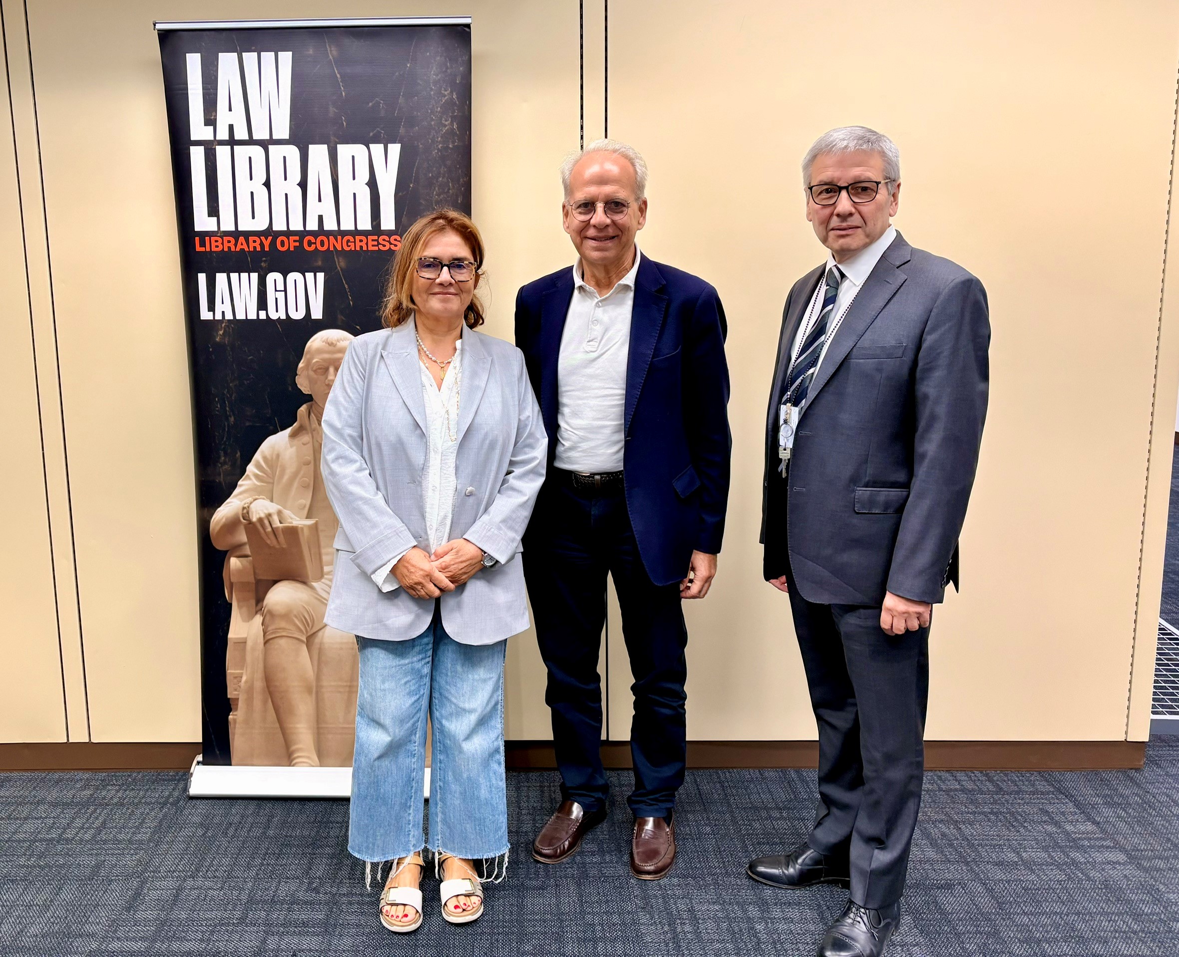 da sinistra a destra: Annalisa Capristo, Bibliotecaria del Centro Studi Americani, Daniele Fiorentino, CdA del Centro Studi Americani e Professore di Storia degli Stati Uniti presso l'Università Roma Tre, Peter Roudik, Assistant Law Librarian for Legal Research.